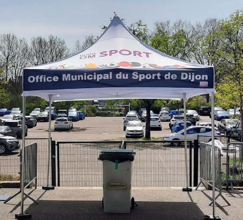 12 tentes (1 de 6x3m et 11 de 3x3m)